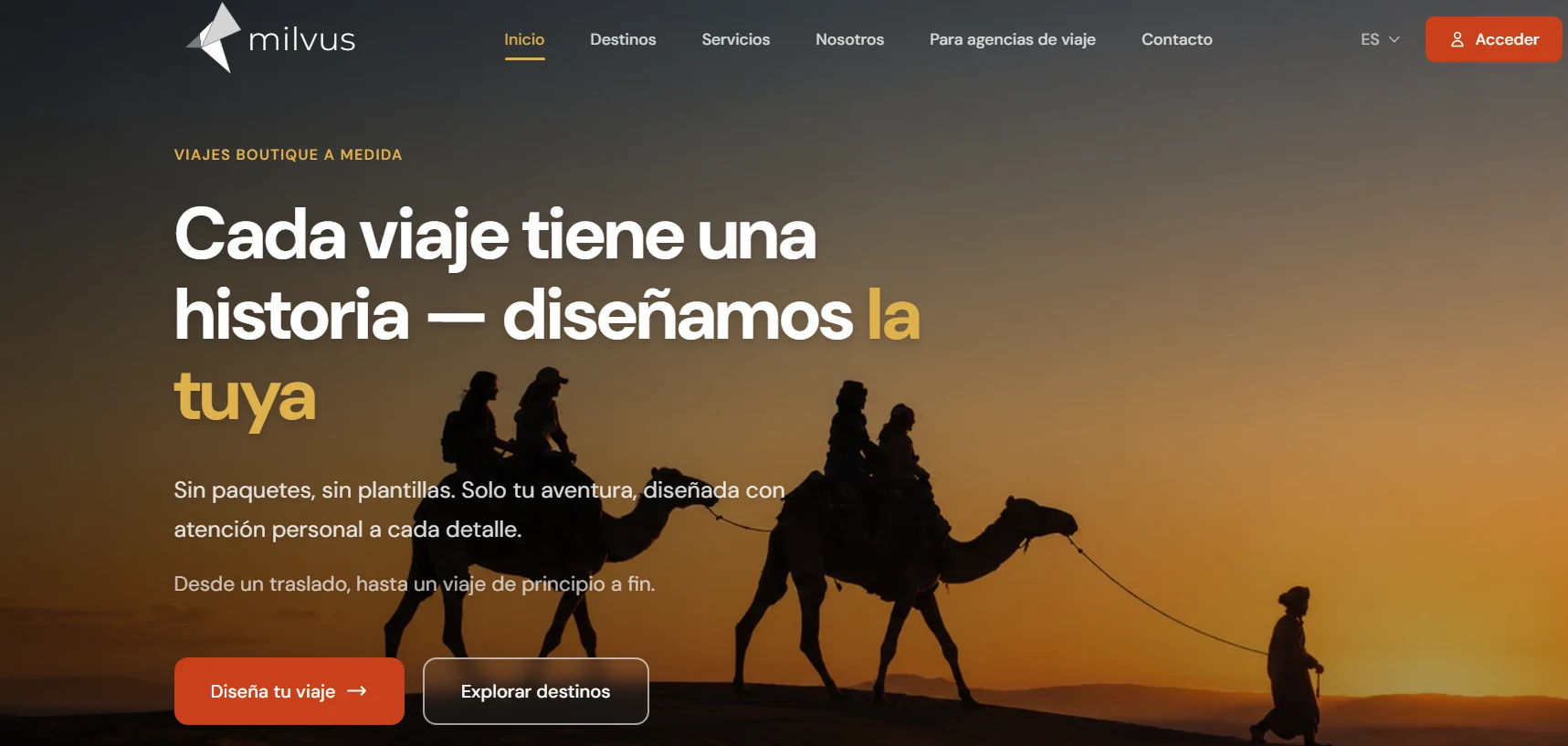 الصفحة الرئيسية لموقع MILVUS: شريط التنقّل، والعنوان الإسباني «لكل رحلة حكاية — نحن نصمّم حكايتك» فوق صورة قافلة جِمال عند الغروب، وزرّا تصميم الرحلة واستكشاف الوجهات.